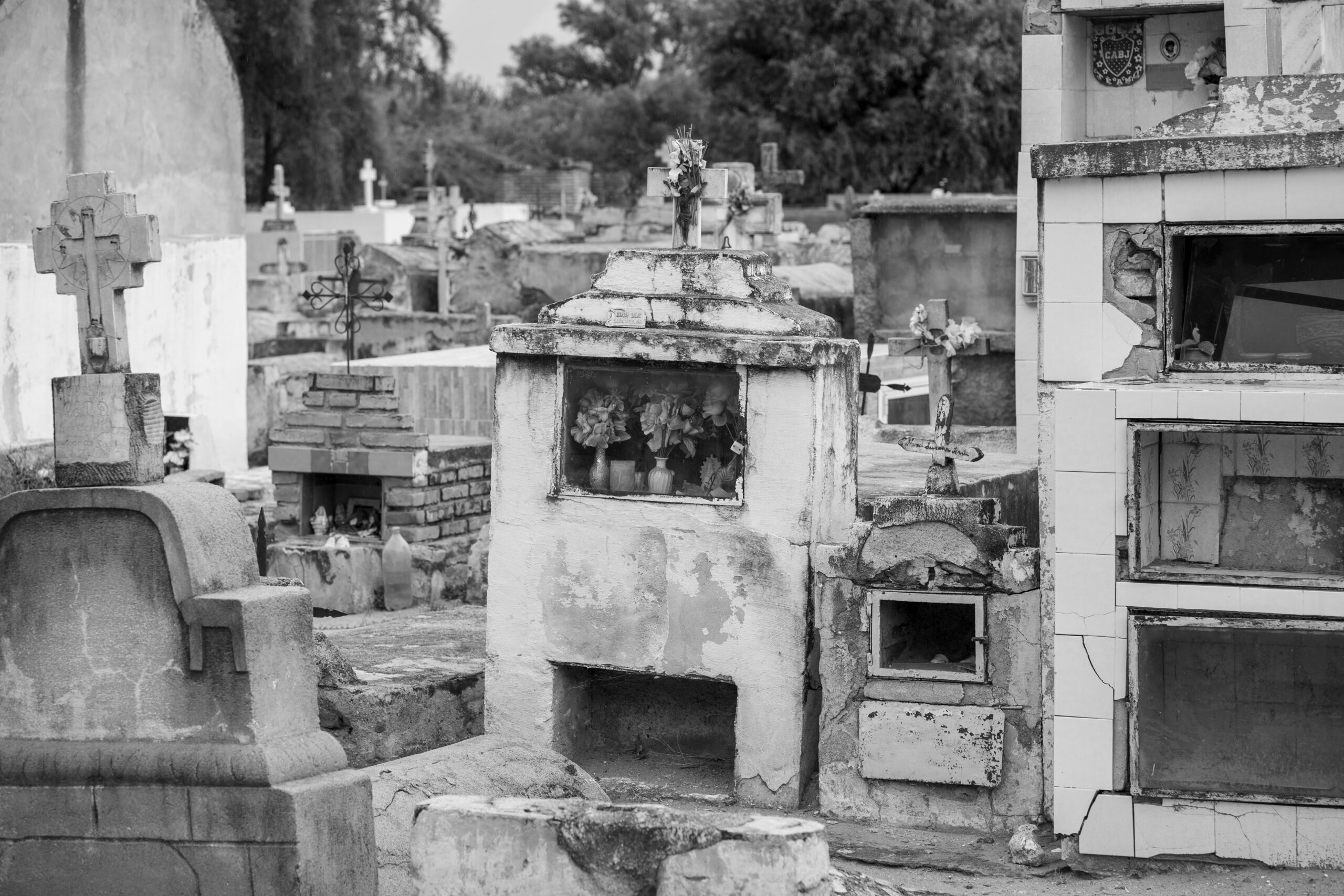 Nichos funerarios en cementerio — imagen alusiva al duelo de familiares y demandas por daño moral